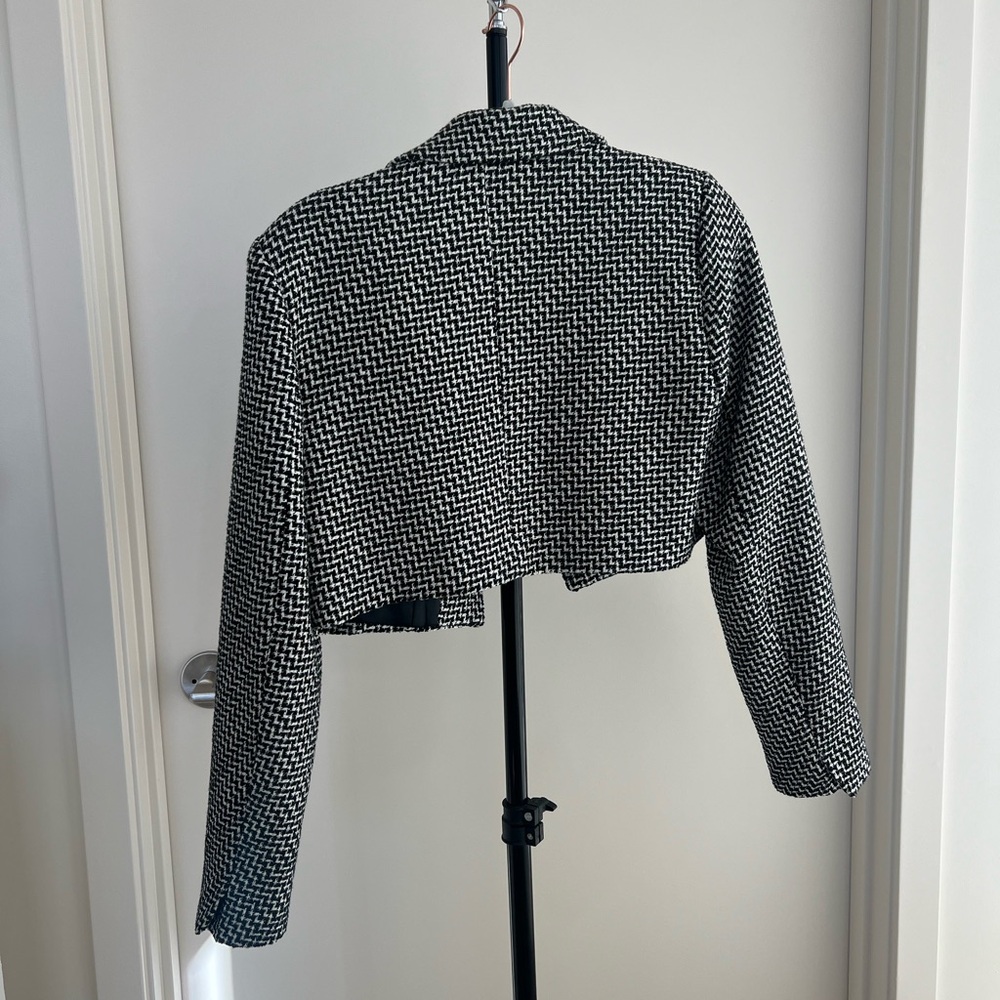Black and White Cropped Blazer - Picture 3 of 4
